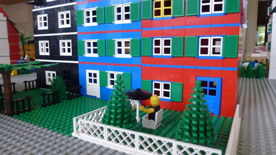 In bel curtin ella citad da legos.