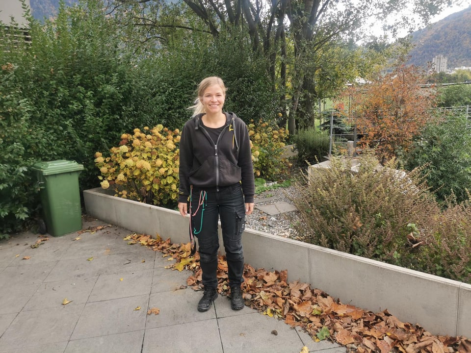 Silja Patt steht vor einem Teich