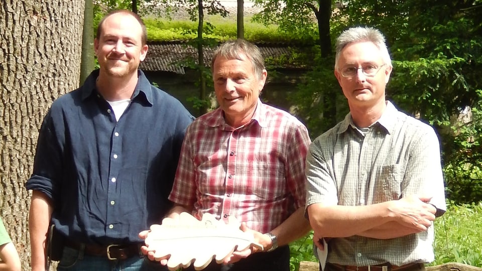 (da san.) Christian Buchli (inschigner forestal regiunal), Wendelin Hürlimann (selvicultur communal da Breil) e Marcus Ulber (suprastant da l’Uniun «proQuercus»)
