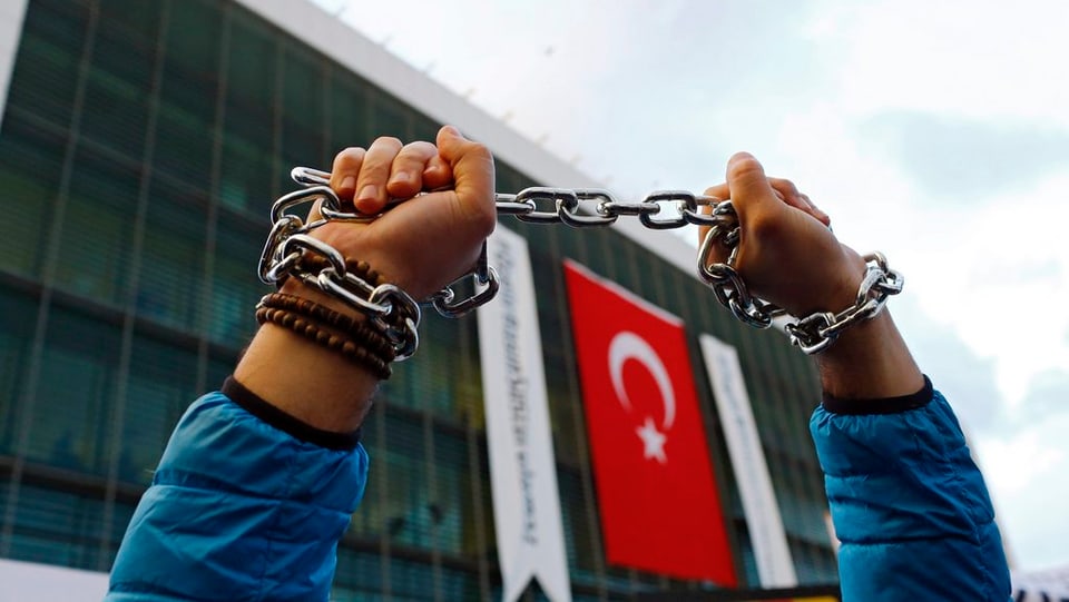 In um protestescha cun chadainas davant la redacziun da la gasetta.