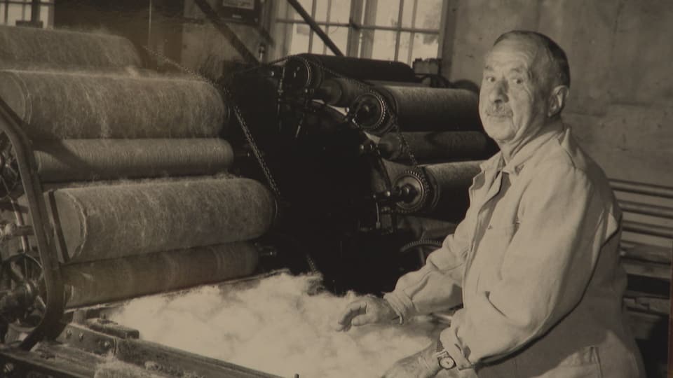 Grossvater in der Fabrik an der Kardmaschine