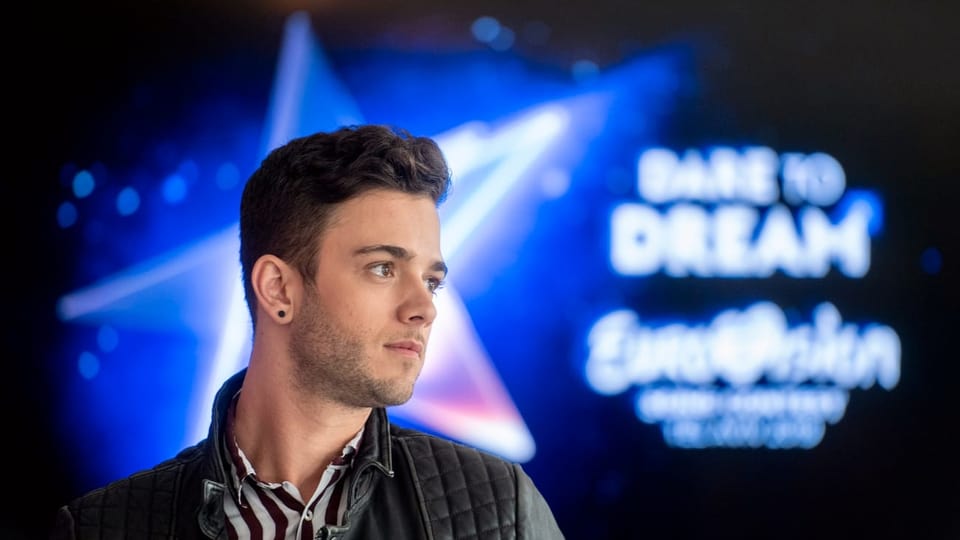 Luca Hänni durant la conferenza da pressa pertuccont sia partizipaziun al ESC 2019 a Tel Aviv