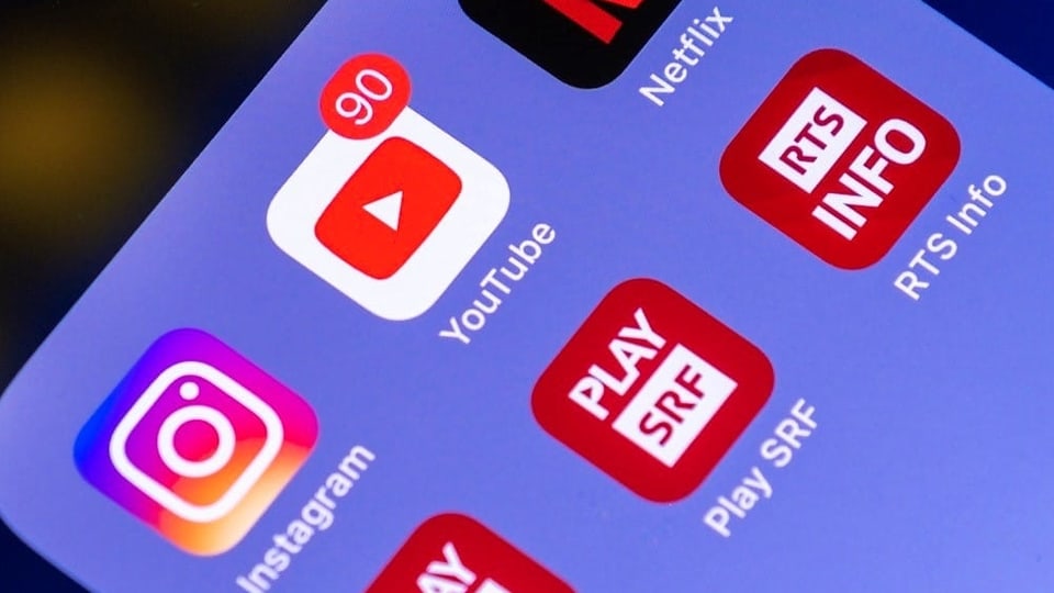 Telefonin cun ils programs da Instagram, Youtube, Netflix, Play SRF ed auters.