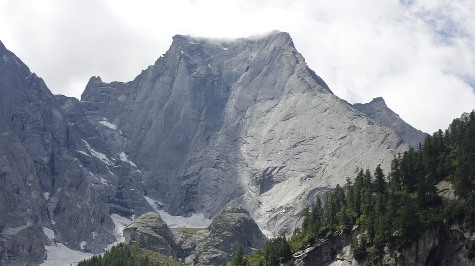 Il Piz Badile cun la paraid vers nordvest - dretg l’enconuschent spitg dal nord.