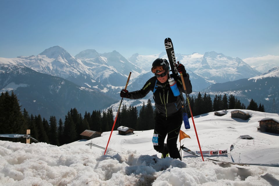 Ruedi Büchi, dal comité d'oraganisaziun sin ils davos meters da la cursa. 