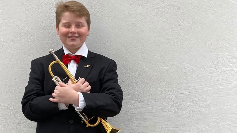 Simon Gabriel mattatsch blond cun chamisch'alva e bula cotschna. el embratscha ina trumbetta