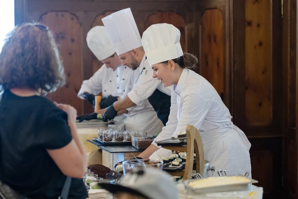 Il team da patissaria daclerà las creaziuns dultschas.