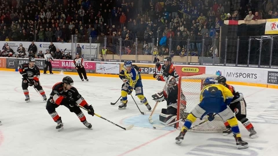 Ina scena difficila avant in gol da hockey.