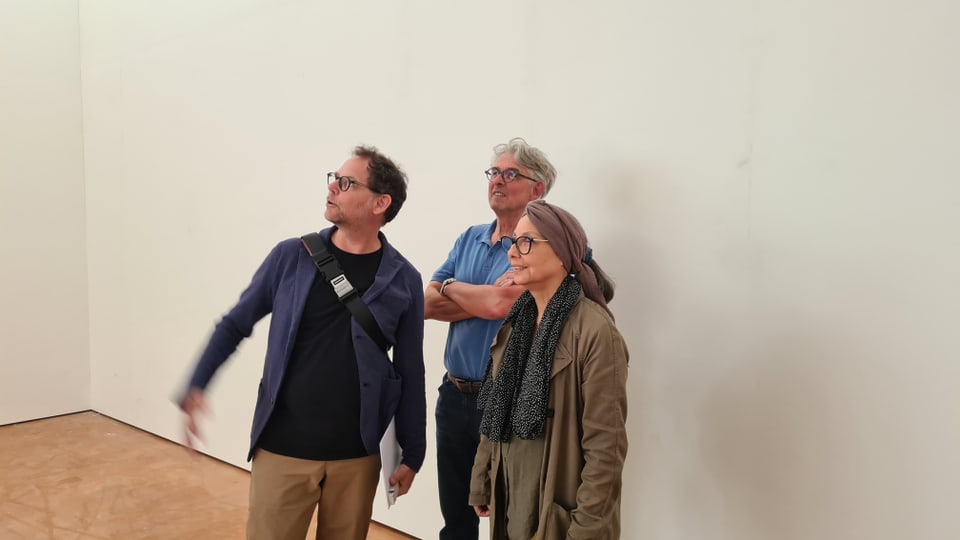 Remo Derungs, Markus Hilfiker und Venice Spescha bewundern die Ausstellungshalle. 