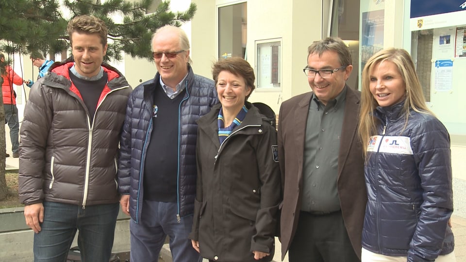 Ufficials tar la surdada da la bandiera da la Fis a San Murezzan