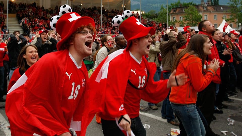 Fans svizzers al public viewing a Cuira.