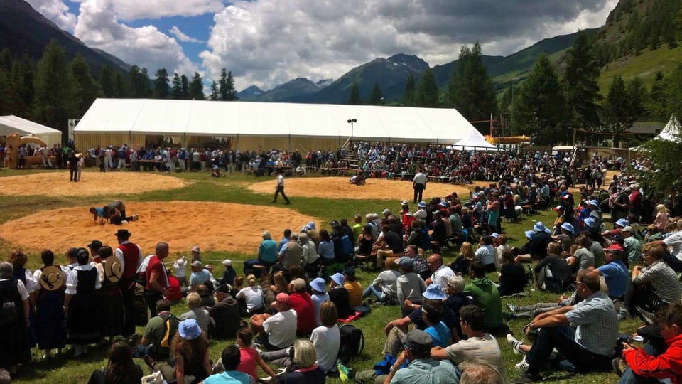 Bler public a la festa da lutga a S-chanf.