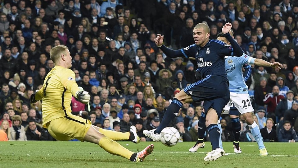 A Pepe (dre.) da Real Madrid n'èsi betg reussì da far in gol - Joe Hart (san.) da Manchester City tegna si el.