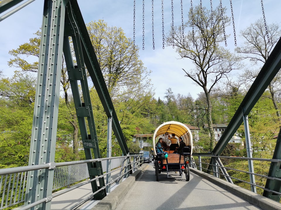 Pferdekutsche über Brücke