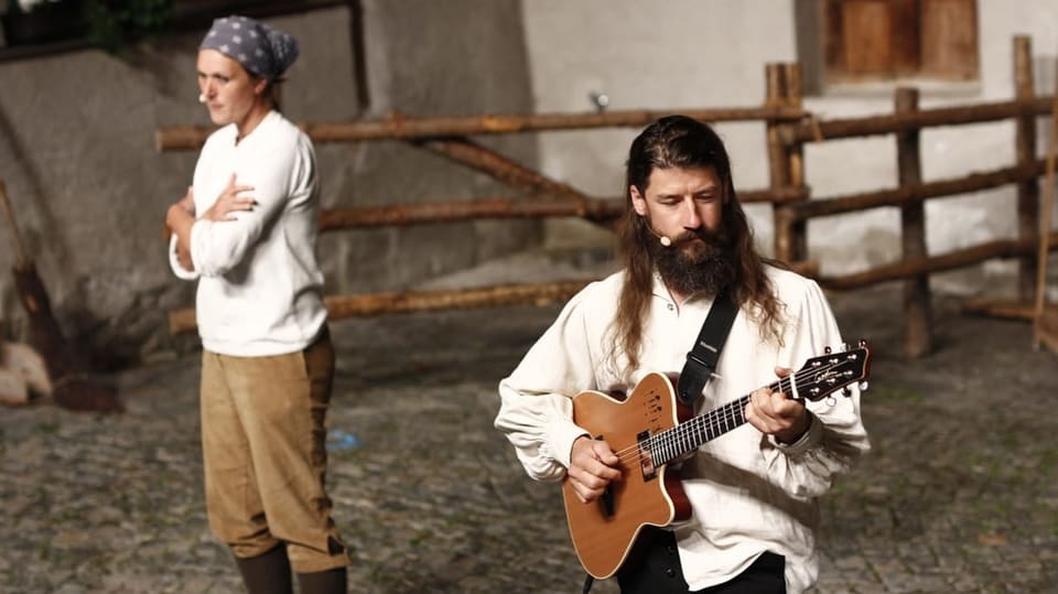 Der Musiker spielt melanchonische Melodien