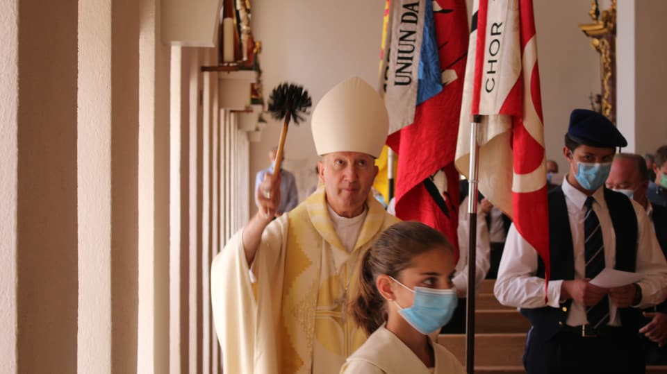 L'uvestg administratur Peter Bürcher springia aua benedida