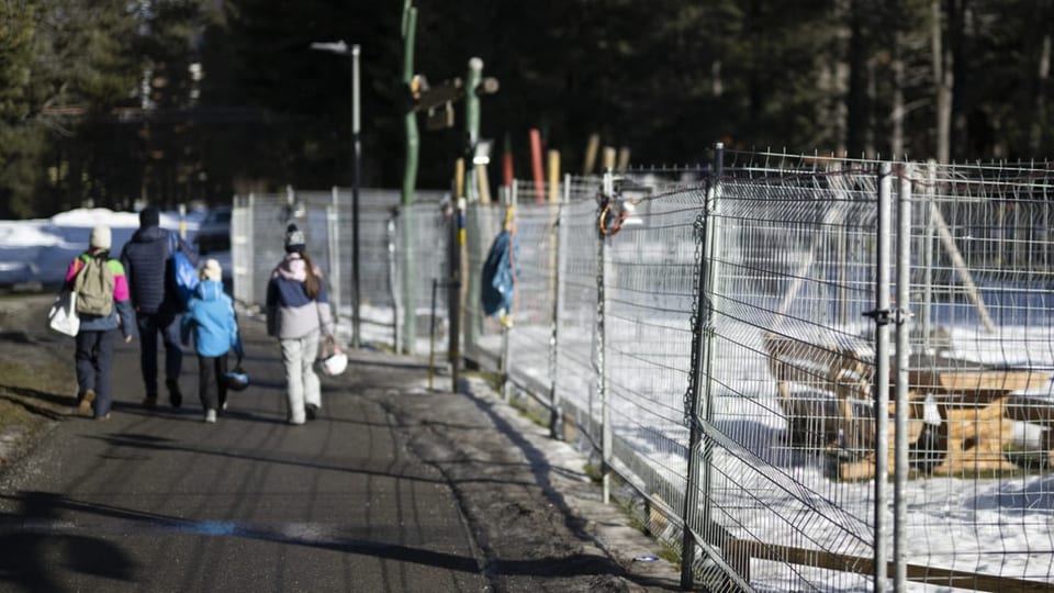 In'egliada en il parc da cura, circumdà d'ina saiv.