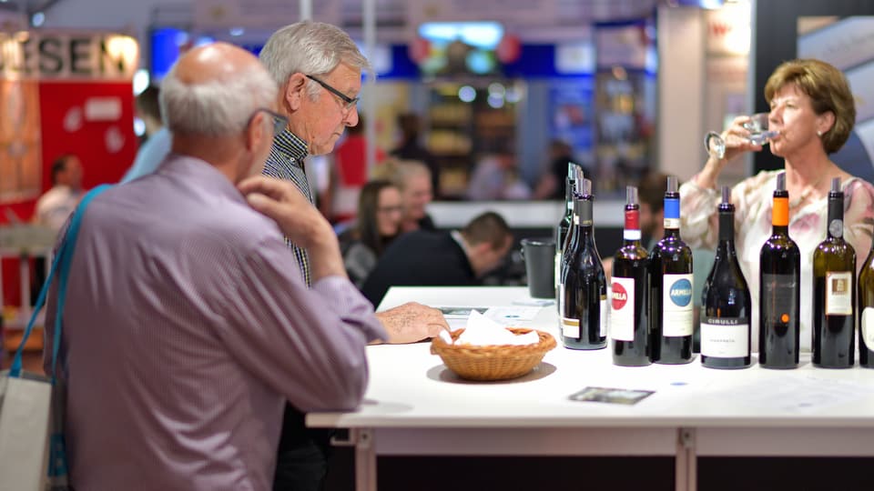 Er degustar vin tutga tar la Higa.