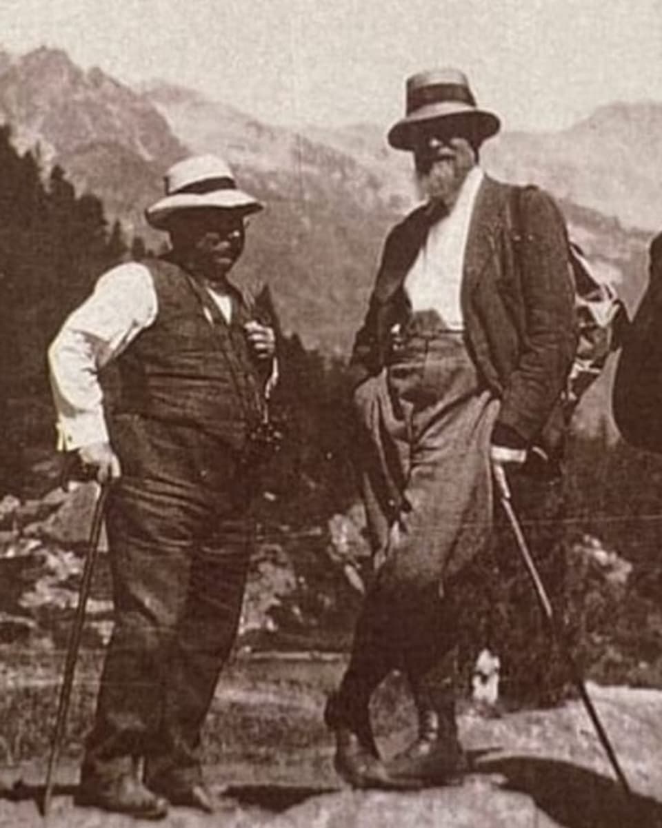 Fotografia en alv e nair che mussa a Gian Bundi e Giovanni Gaicometti forsa en Val Bever.