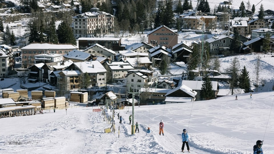 Bever durant l'enviern ed uffants sin il runal da skis.