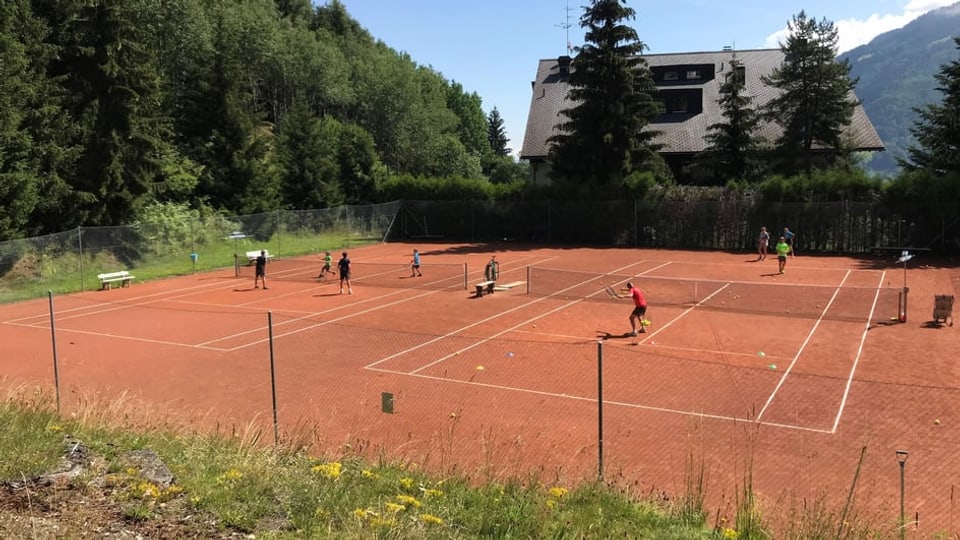 Reportascha camp da tennis per scolars a Mustér