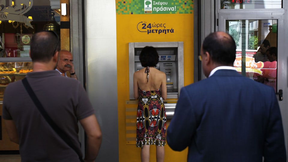 avant in automat da banca, ina dunna lascha vegnir ora daners, 3 umens spetgan