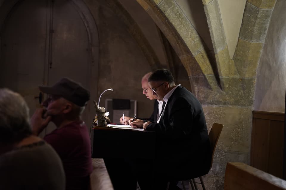 Die beiden Juroren während in der Kirche Clostra Son Jon bei der Arbeit.