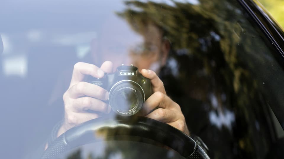 In detectiv fa fotografias zuppadas ord in auto.