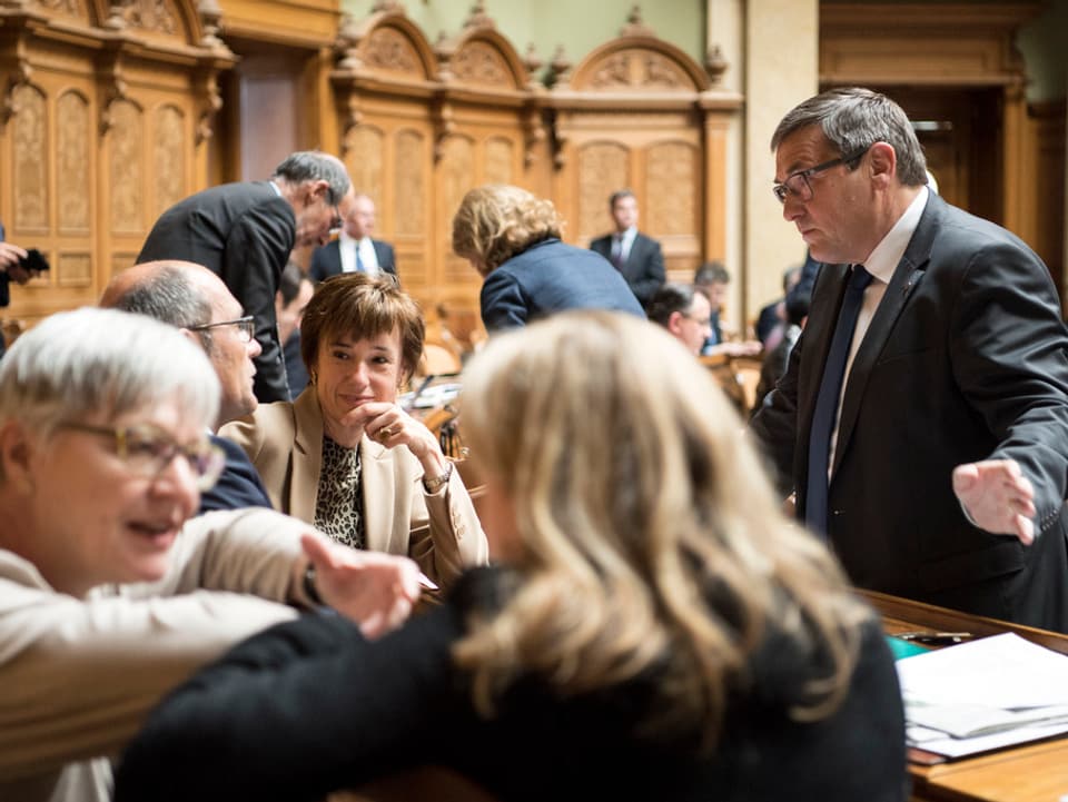 Cusseglieras e cussegliers naziunals en discussiun durant l'emprim di da la sessiun.