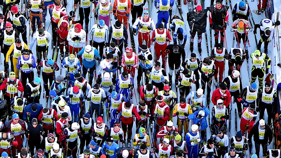 Ina massa da curridurs da passlung al start dal maraton da skis