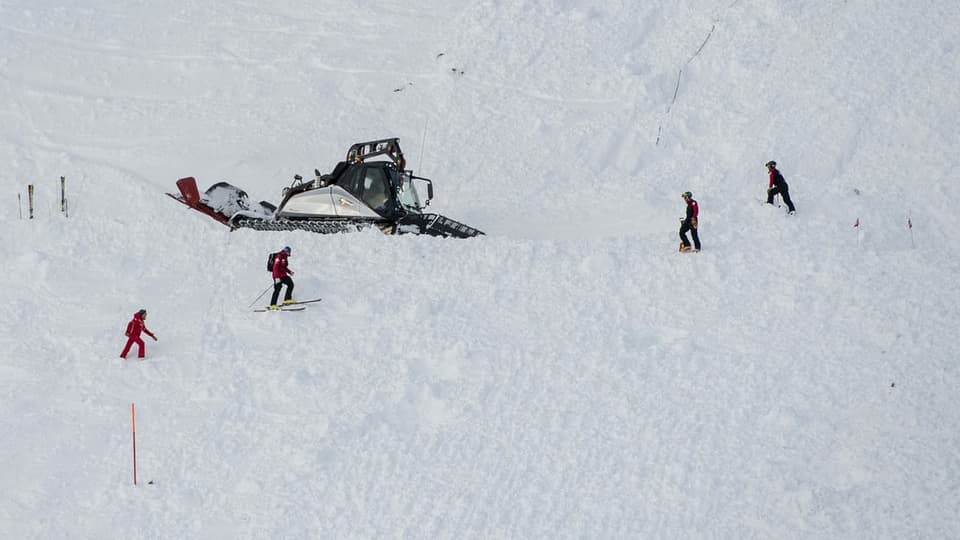 maschina da pista sin il tschancun da pista ch`è vegnì sutterrà da la lavina.