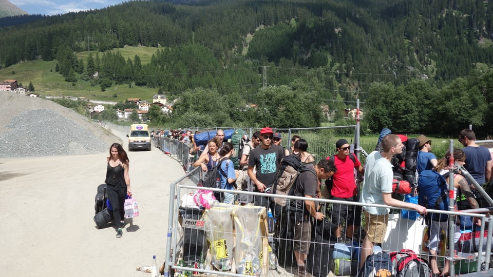 La colonna davant l'entrada a Rona è lunga.