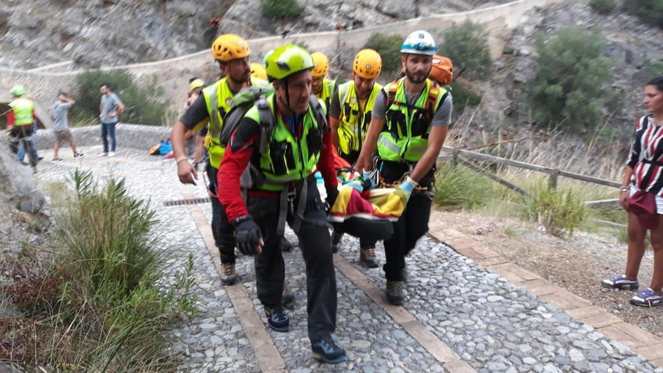 Forzas da salvament transporteschan ina persuna blessada ord il parc. 