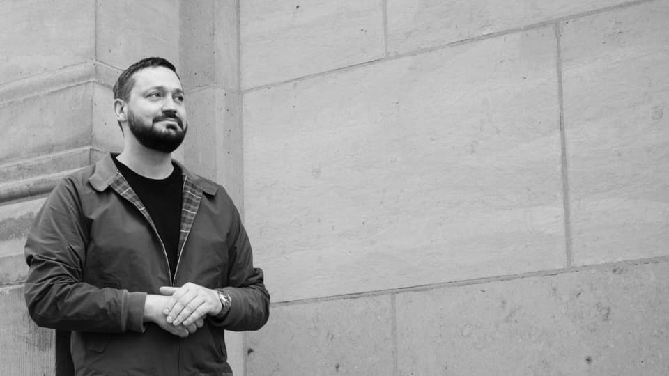 Fritz Kalkbrenner Fritz kalkbrenner sa pusa encunter ina chantunada e gaurda d'in mir vi. El porta ina giacca ed ha ina barba e barbis.