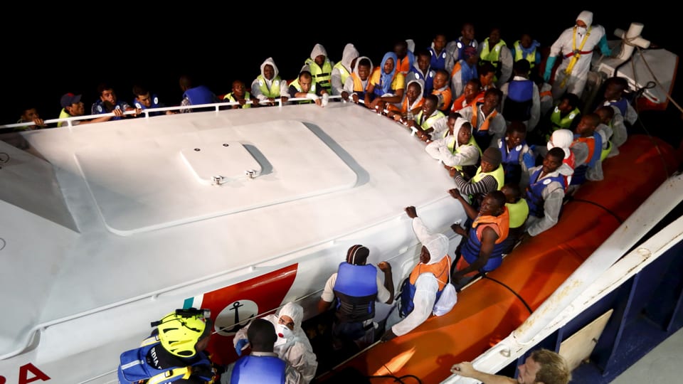 ina bartga da fugitivs cun numerusas persunas