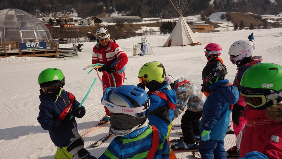 La scolasta da skis Ruth Pool da Savognin ensemen cun sia classa.