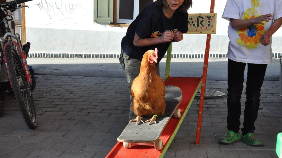 Giaglina che va cul skateboad a l'Agrischa