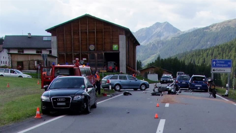 Il lieu da l'accident cun la moto, autos cumpigliads e polizia.