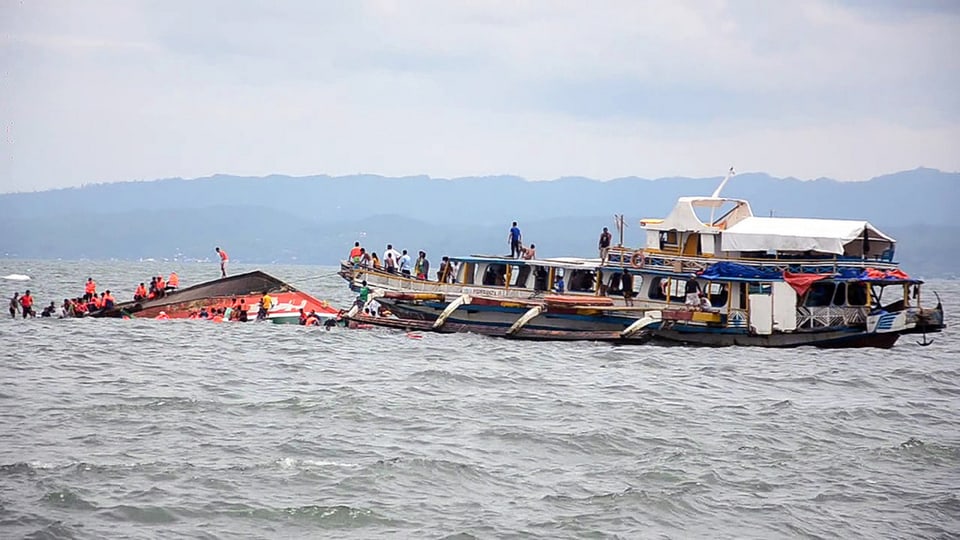 in bastiment cun gruppas da salvament che tschertgan persunas en la mar