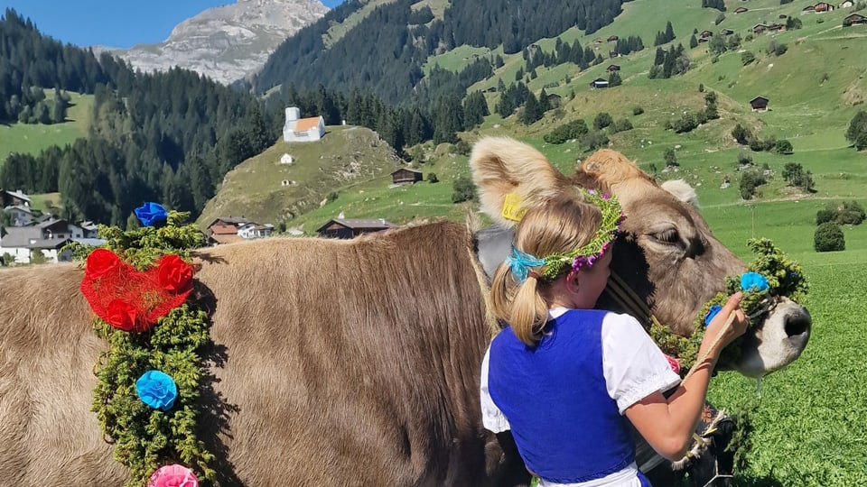 Mädchen mit Kuh in Brigels