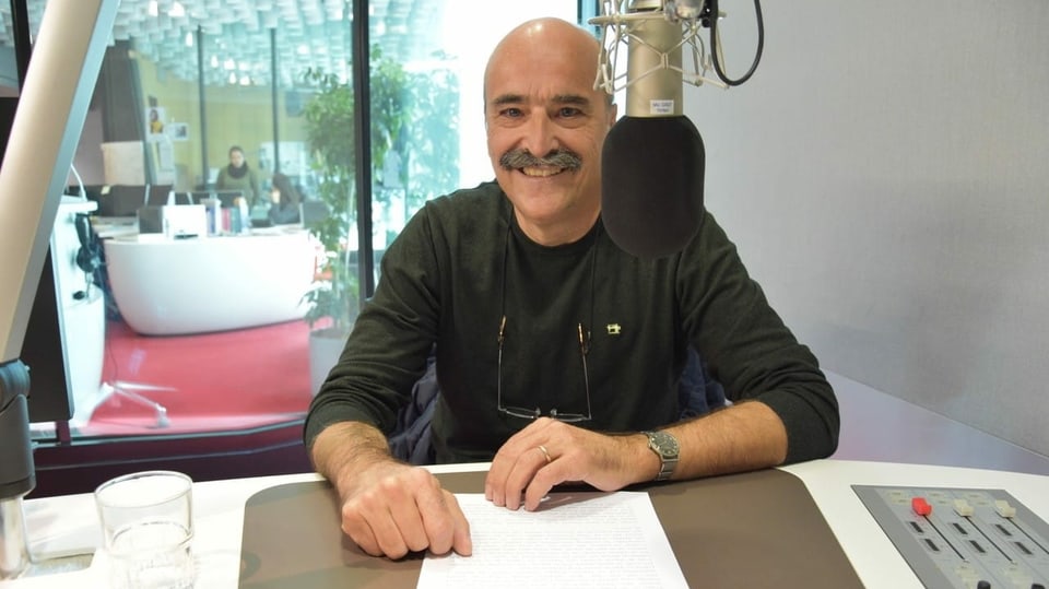purtret da dumenic andry en il studio da RTR.