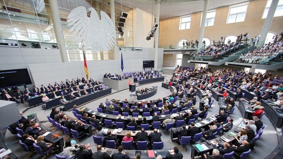 deputadas e deputads en la sala dal parlament tudestg