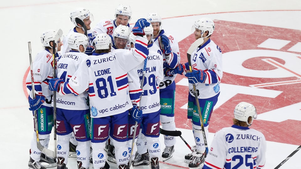 giugaders da hockey en alv e blau sa legran da la victoria