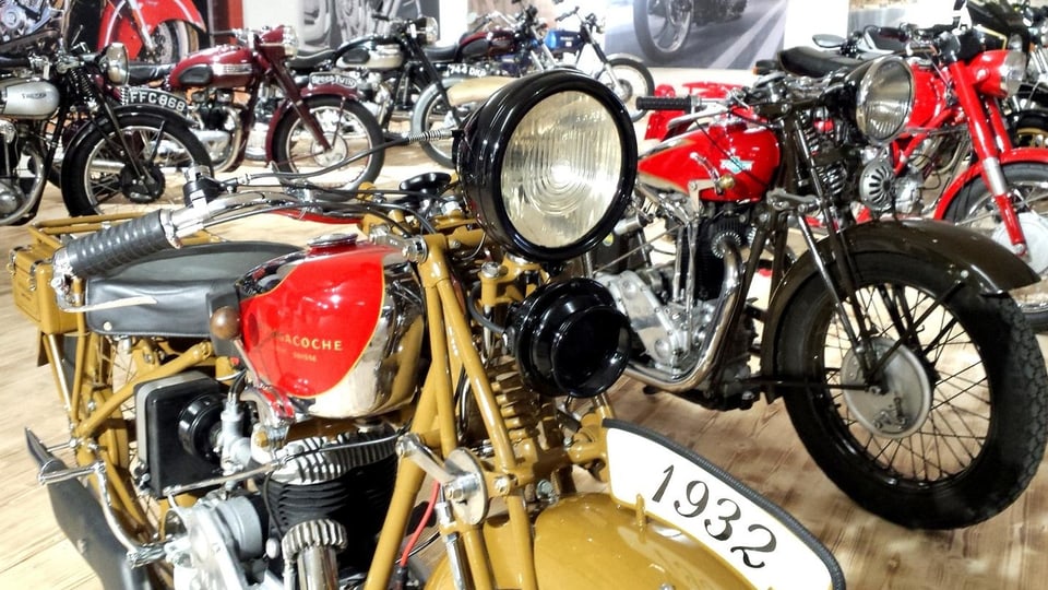Veglias motos cun gronds motors.