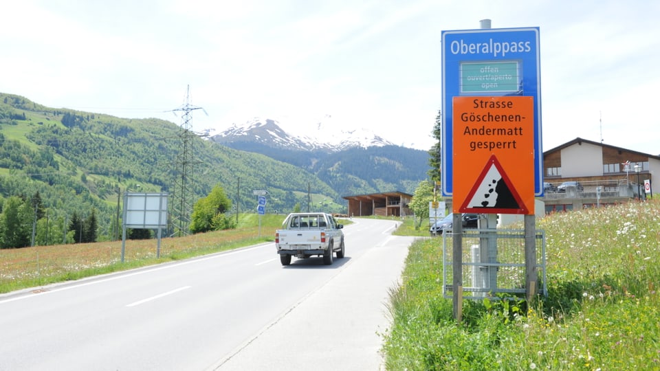 Tavla che fa attent sin la via serrada tranter Göschenen ed Andermatt.
