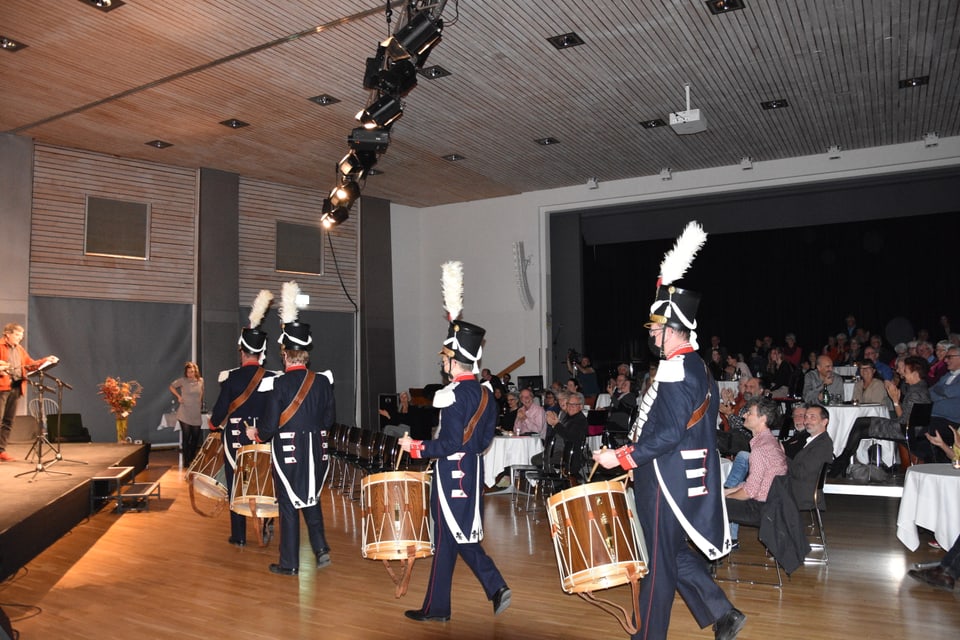 Ils Tamburs da Domat vegnan cun schumber e mondura en la sala Tircal.