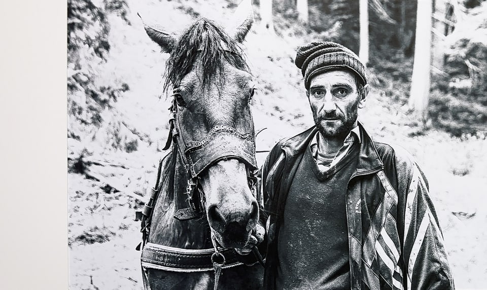 Mann mit Pferd in Rumänien.