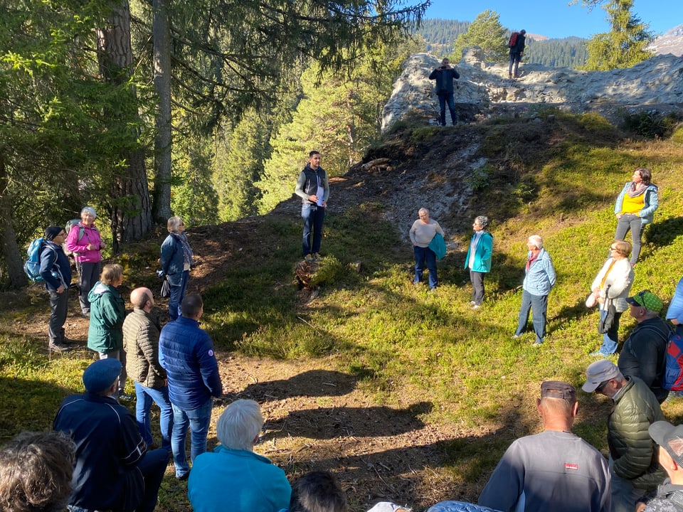 Ils visitaders da la guida al chastè da Lagenberg davant la miraglia. 