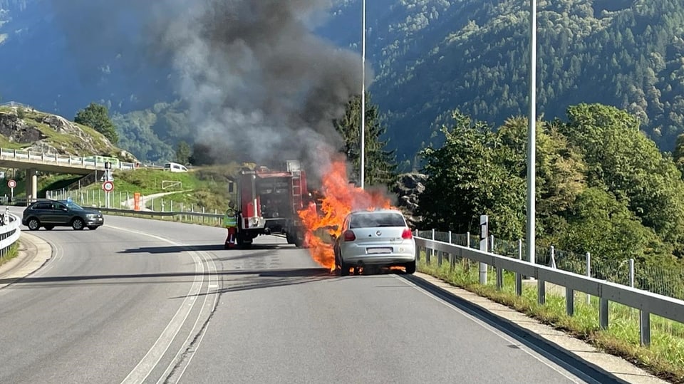 Brennendes Fahrzeug auf Autostrasse