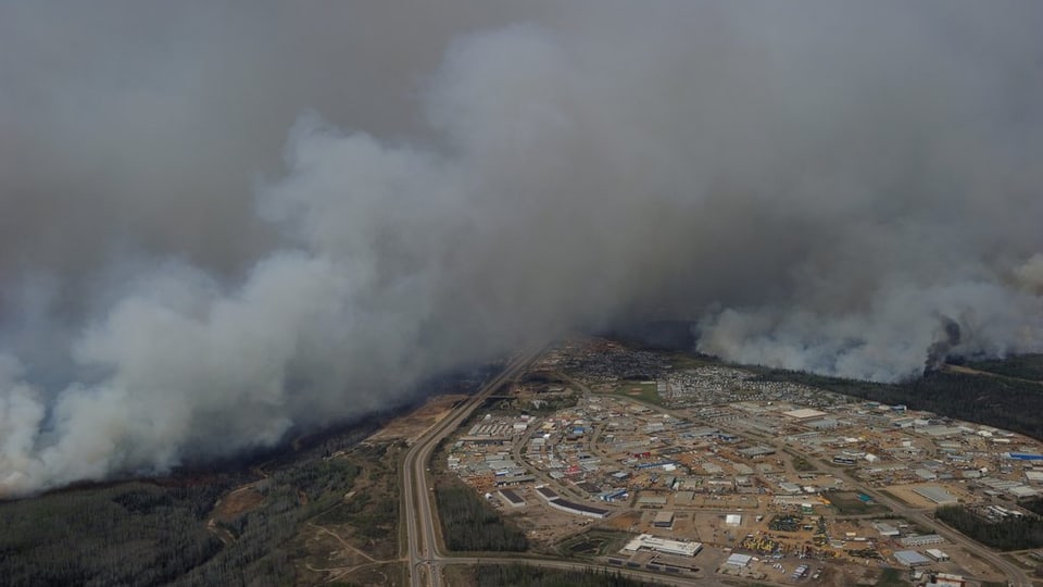 Il fieu ha circumdà la citad Fort McMurray en il Canada